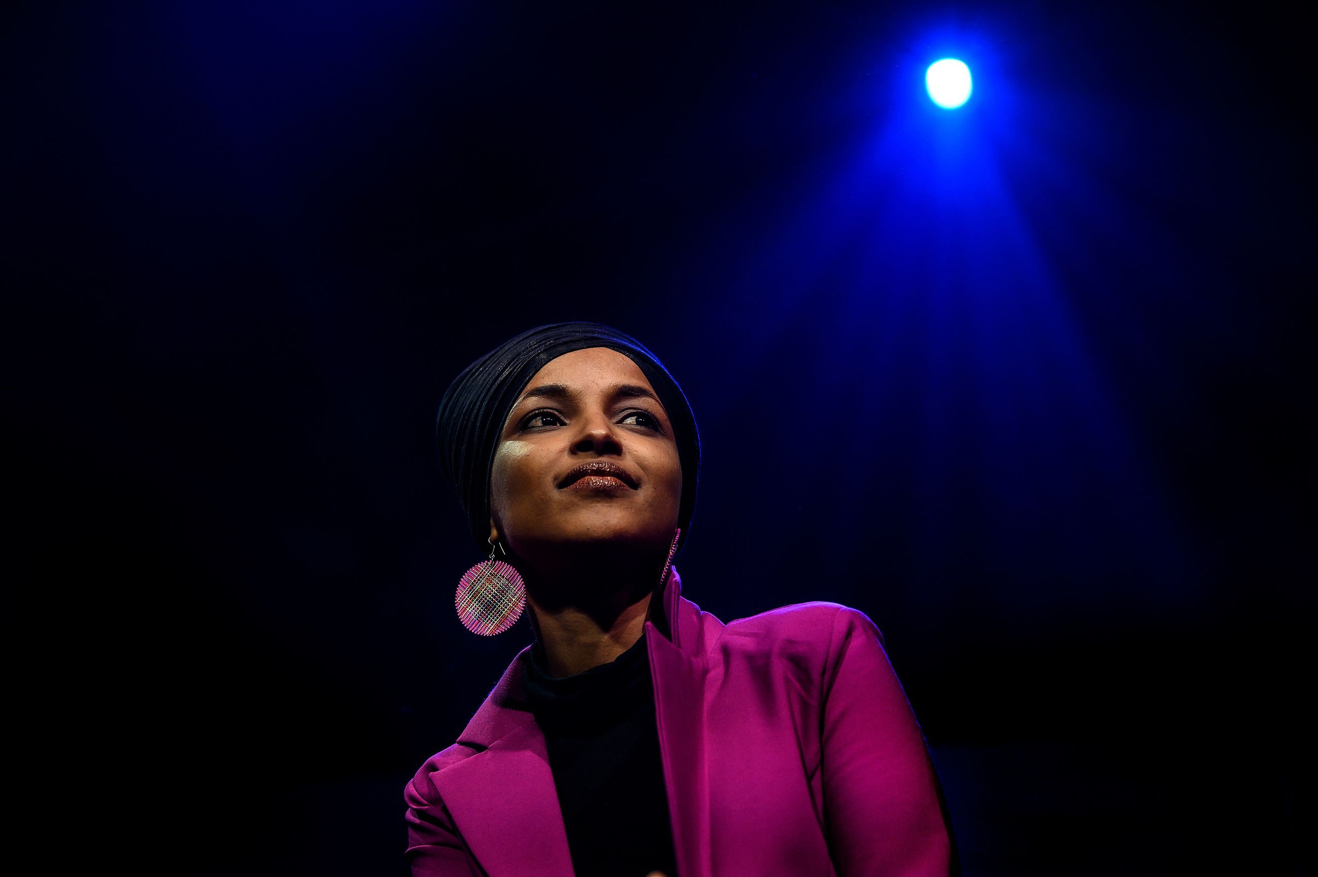 Utsatt: Kongressrepresentant Ilhan Omar på scenen under et valgkamparrangement i Iowa i 2020.