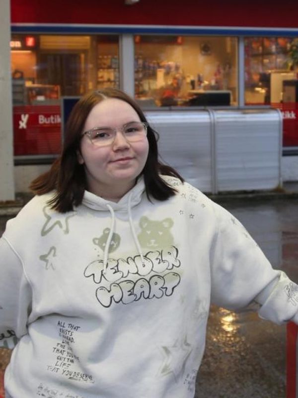 Mia Johnsen er tredje generasjon på ­bensinstasjonen i Burfjord. Hun vil at ungdommen skal bli, men forstår godt dem som flytter.