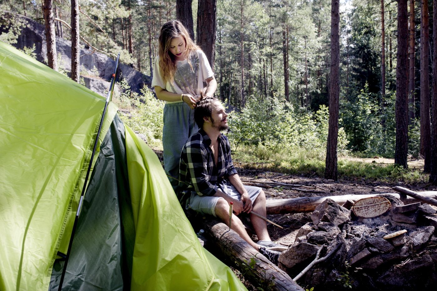 Stine Kristiansen og Henrik Vridve gikk til NAV for hjelp til å få tak over hodet. NAV ga dem et telt og ba dem campe ulovlig i skogen.