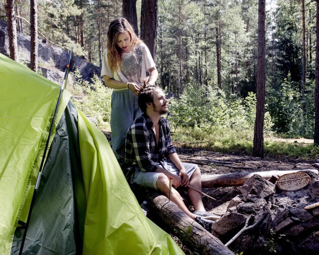 Stine Kristiansen og Henrik Vridve gikk til NAV for hjelp til å få tak over hodet. NAV ga dem et telt og ba dem campe ulovlig i skogen.