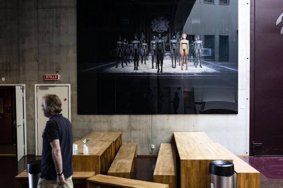 Er Vanessa Beecrofts fotografi «vb. 48 721» rasistisk? Kjetil Røed analyserer verket som har delt Kunsthøgskolen i to leirer.