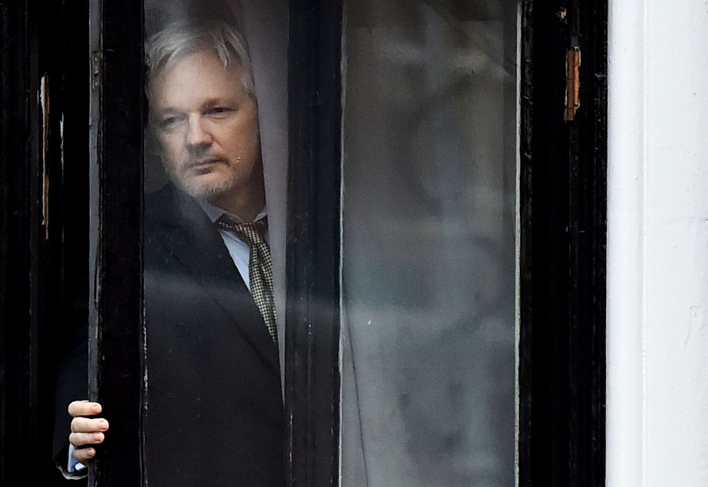(FILES) This file photo taken on February 05, 2016 shows WikiLeaks founder Julian Assange coming out onto the balcony of the Ecuadorian embassy to address the media in central London on February 5, 2016.
Britain said on January 11, 2018 it has denied a request by Ecuador to issue diplomatic status to WikiLeaks founder Julian Assange, who has been living in the country’s London embassy since 2012. / AFP PHOTO / BEN STANSALL