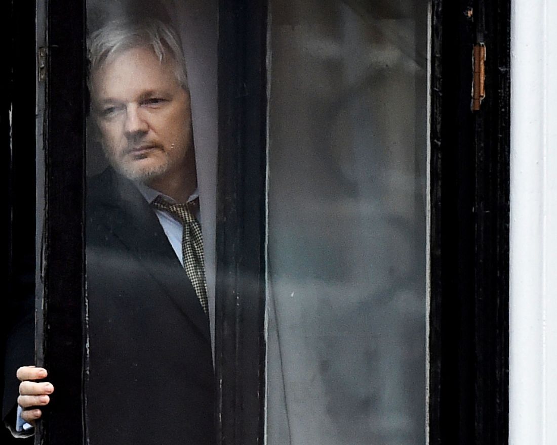 (FILES) This file photo taken on February 05, 2016 shows WikiLeaks founder Julian Assange coming out onto the balcony of the Ecuadorian embassy to address the media in central London on February 5, 2016.
Britain said on January 11, 2018 it has denied a request by Ecuador to issue diplomatic status to WikiLeaks founder Julian Assange, who has been living in the country’s London embassy since 2012. / AFP PHOTO / BEN STANSALL