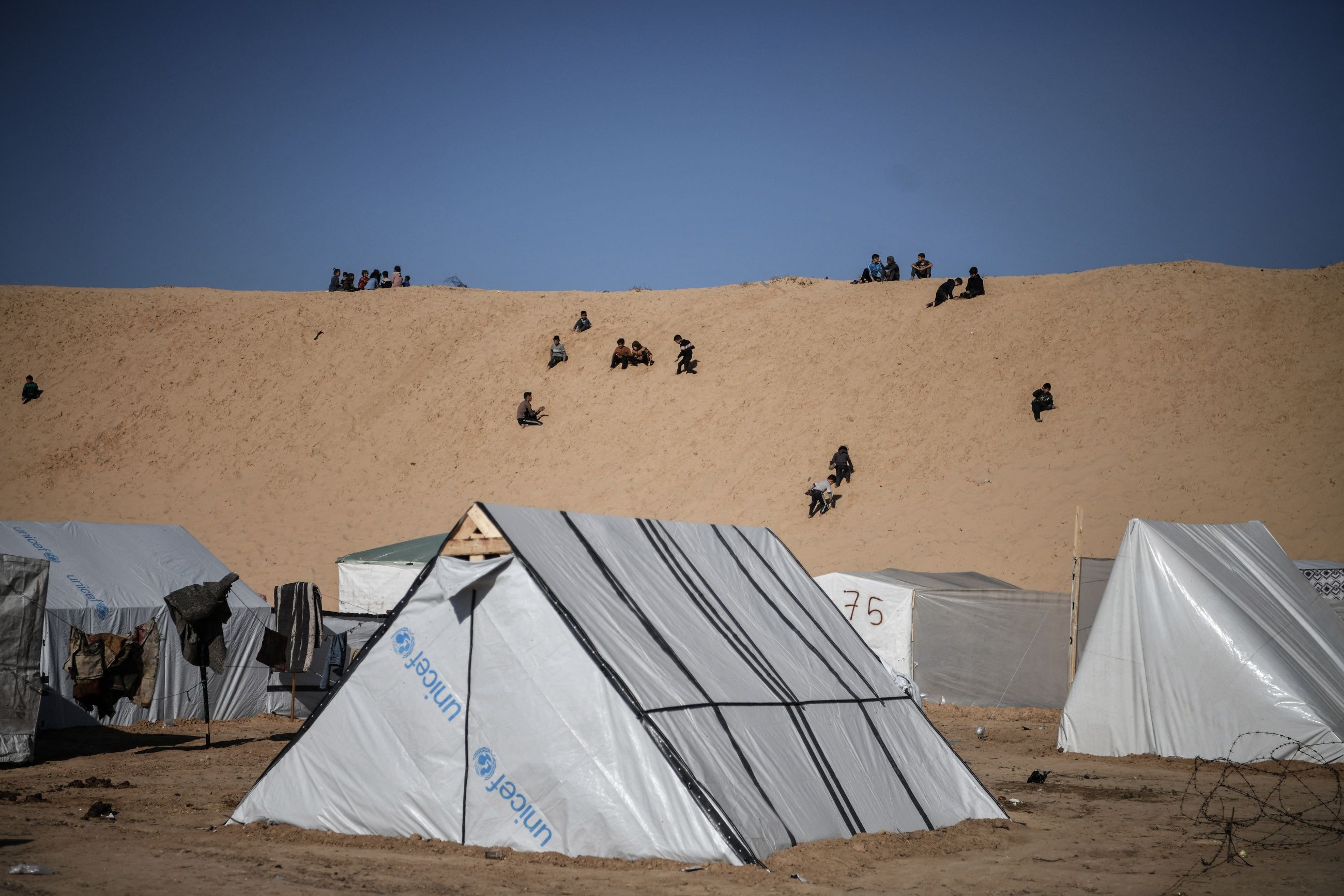 FINNER IKKE HUSROM: Palestinske flyktninger blant midlertige telt i Rafah, på grensa mellom Gaza og Egypt, første juledag.