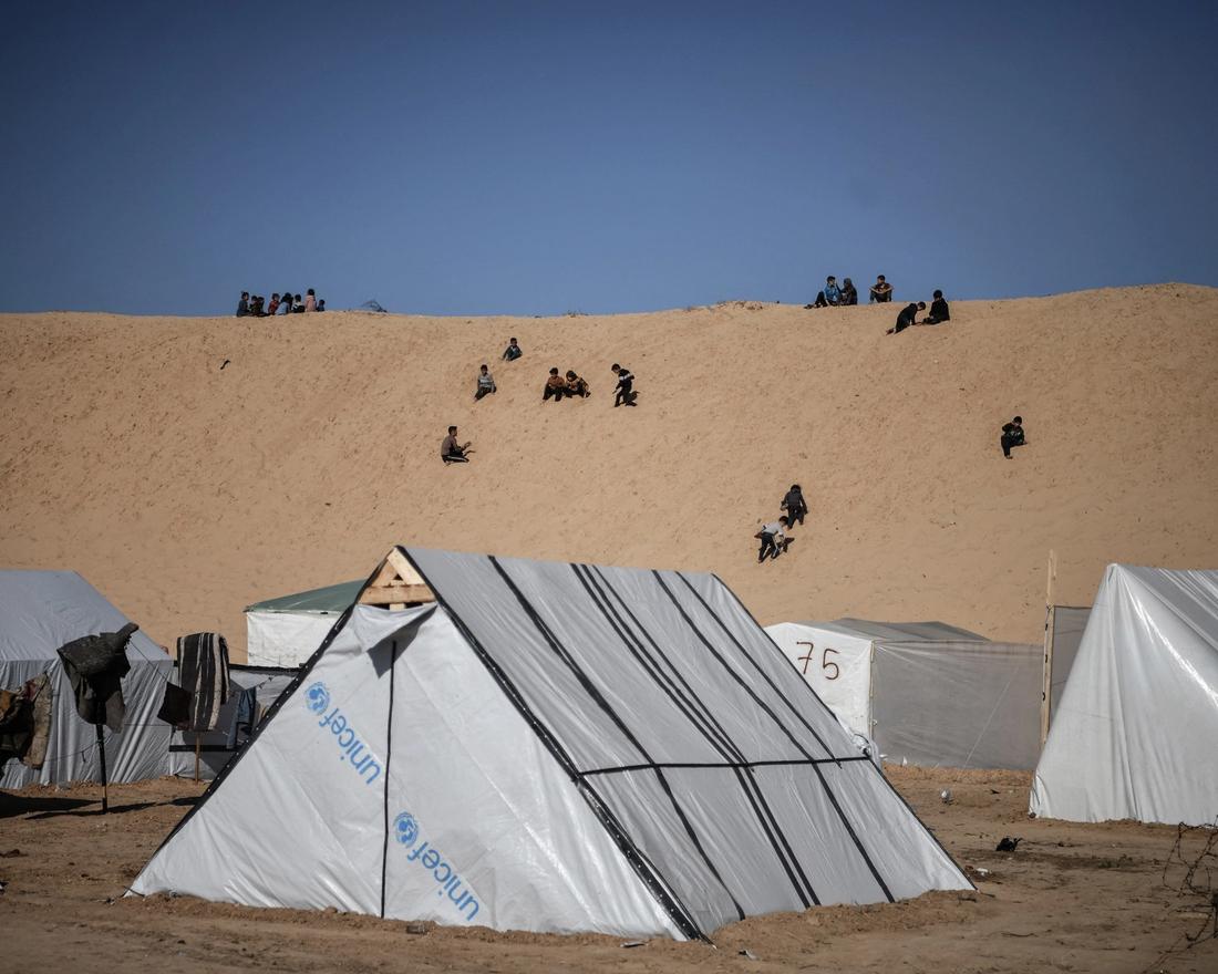 FINNER IKKE HUSROM: Palestinske flyktninger blant midlertige telt i Rafah, på grensa mellom Gaza og Egypt, første juledag.