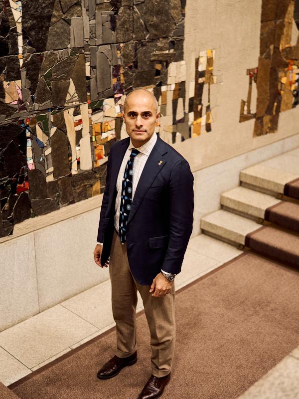 Mahmoud Farahmand (H) mener USA og Israels angrep på Iran var nødvendig