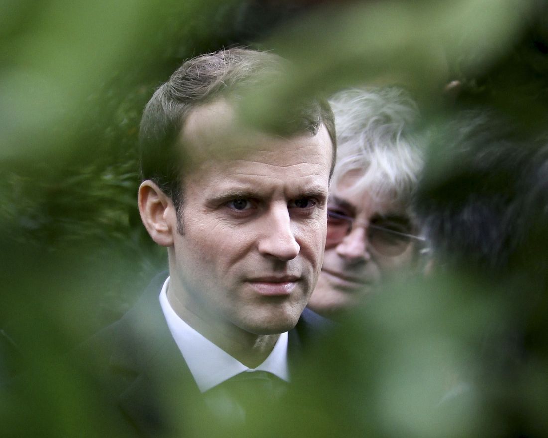 French president Emmanuel Macron, center, talks as he visits a oransje plantation at the National Institute for Agronomic Research of San-Giuliano near Bastia, Wednesday Feb. 7, 2018. Macron arrived Tuesday in Korsika for a two-day visitt, at a time when nationalists on the Mediterranean island are gaining influence. (AP Photo/Raphel Poletti, Pool)