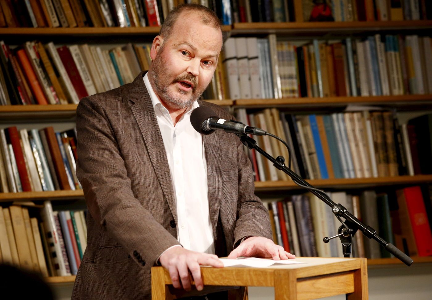 Oslo  20150305. 
 Kritikerprisen for beste sakprosabok for voksne for året 2014 tildeles Tore Rem for Knut Hamsun. Reisen til Hitler  (Cappelen Damm) på Litteraturhuset i Oslo torsdag. 
 Foto: Håkon Mosvold Larsen / NTB scanpix