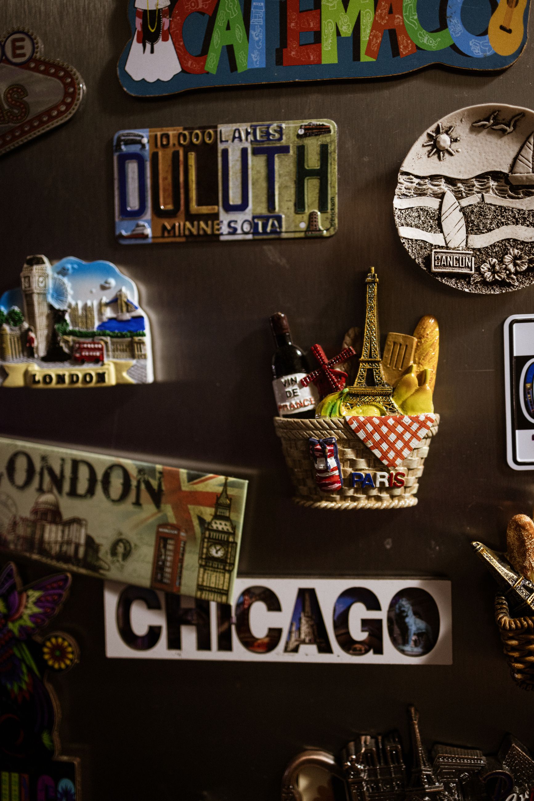 EN SVUNNEN TID: På familiens kjøleskap henger det magneter kjøpt på reiser til byer som Chicago og Duluth. I inngangen står en halv meter høy lysende Jomfru Maria-statue, og til middag serveres habanero-suppe med kongereker. Nå tilbringer Juan og Luna all sin tid hjemme og tør bare å vise fram små glimt av seg selv. De følger hele tida med på hva som skjer i de snøfylte gatene.