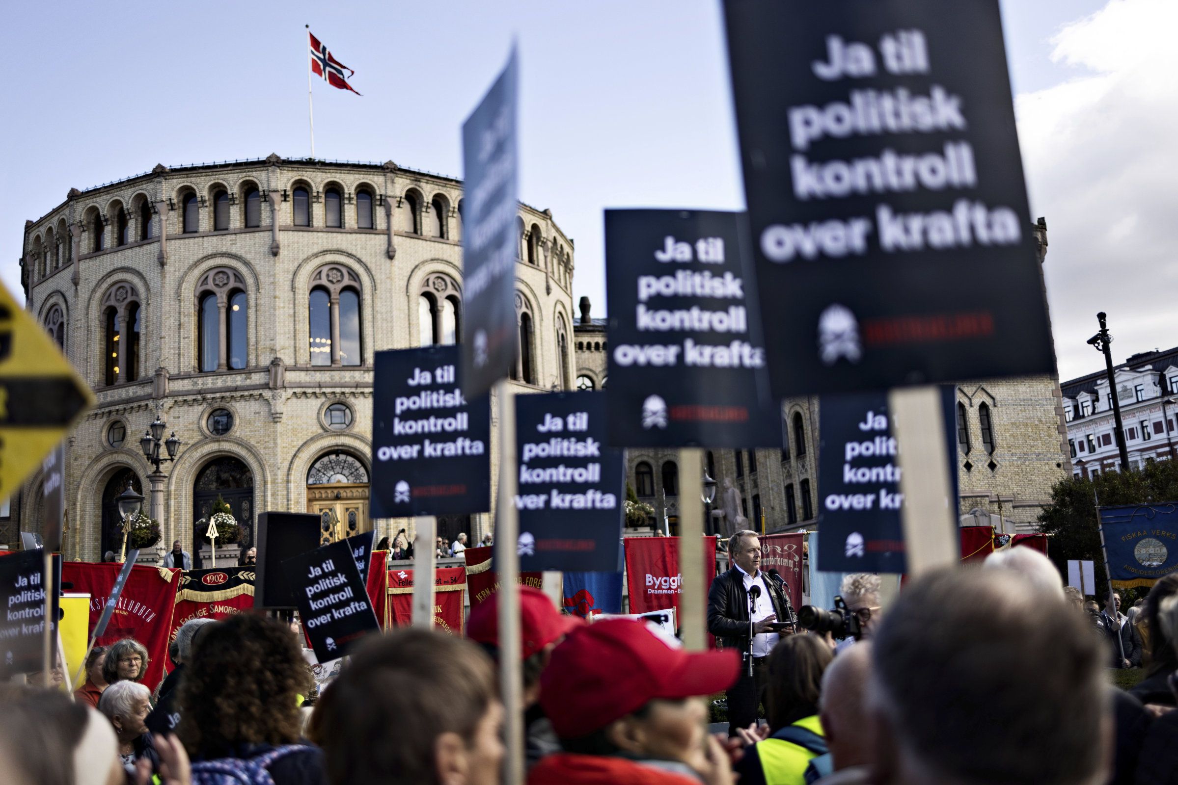 Gerd-Liv Valla introduserer Trygve Melvin Tamburstuen fra den alternativ Energikommisjon, for energipolitikerne