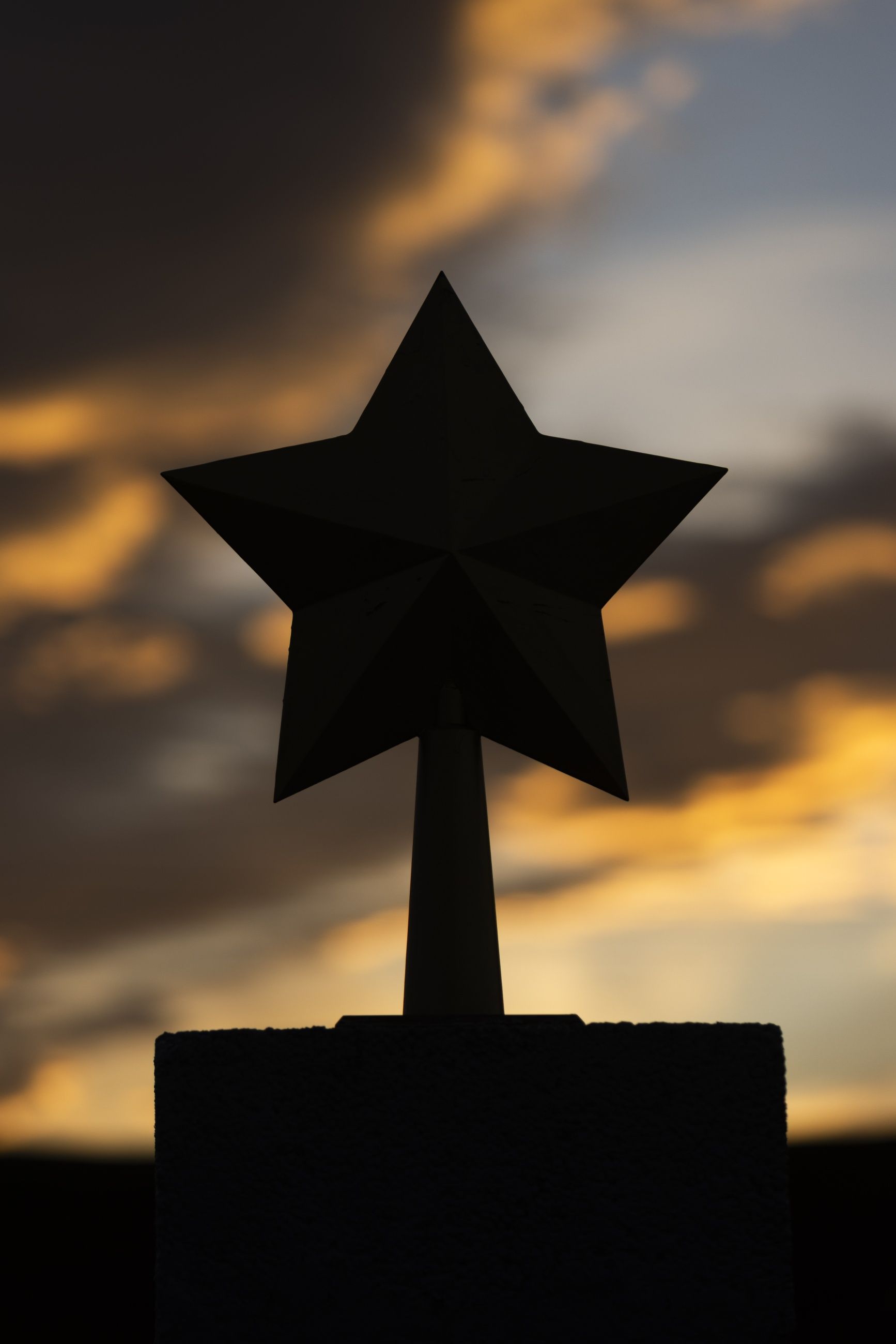 Stjernekamp: Er Vardø-­monumentet over falne sovjetiske piloter Putin-propaganda eller et viktig krigsminne?