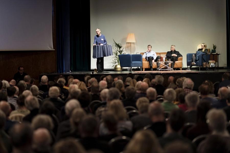 Debatt om Marte Michelets bok «Hva visste hjemmefronten?» samlet nærmere 500 tilhørere i går.