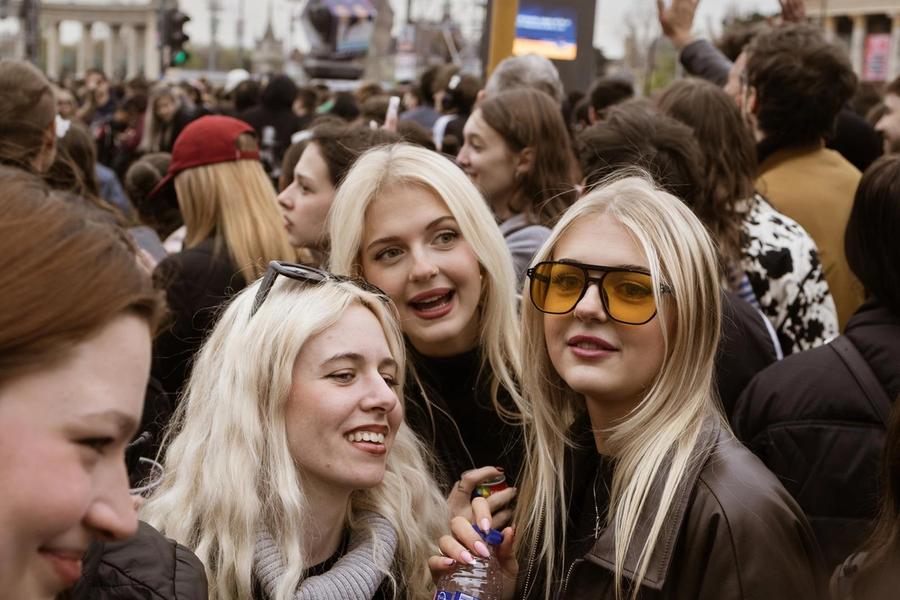 Titusener tok til gatene i pro­test­fest mot Viktor Orbán.