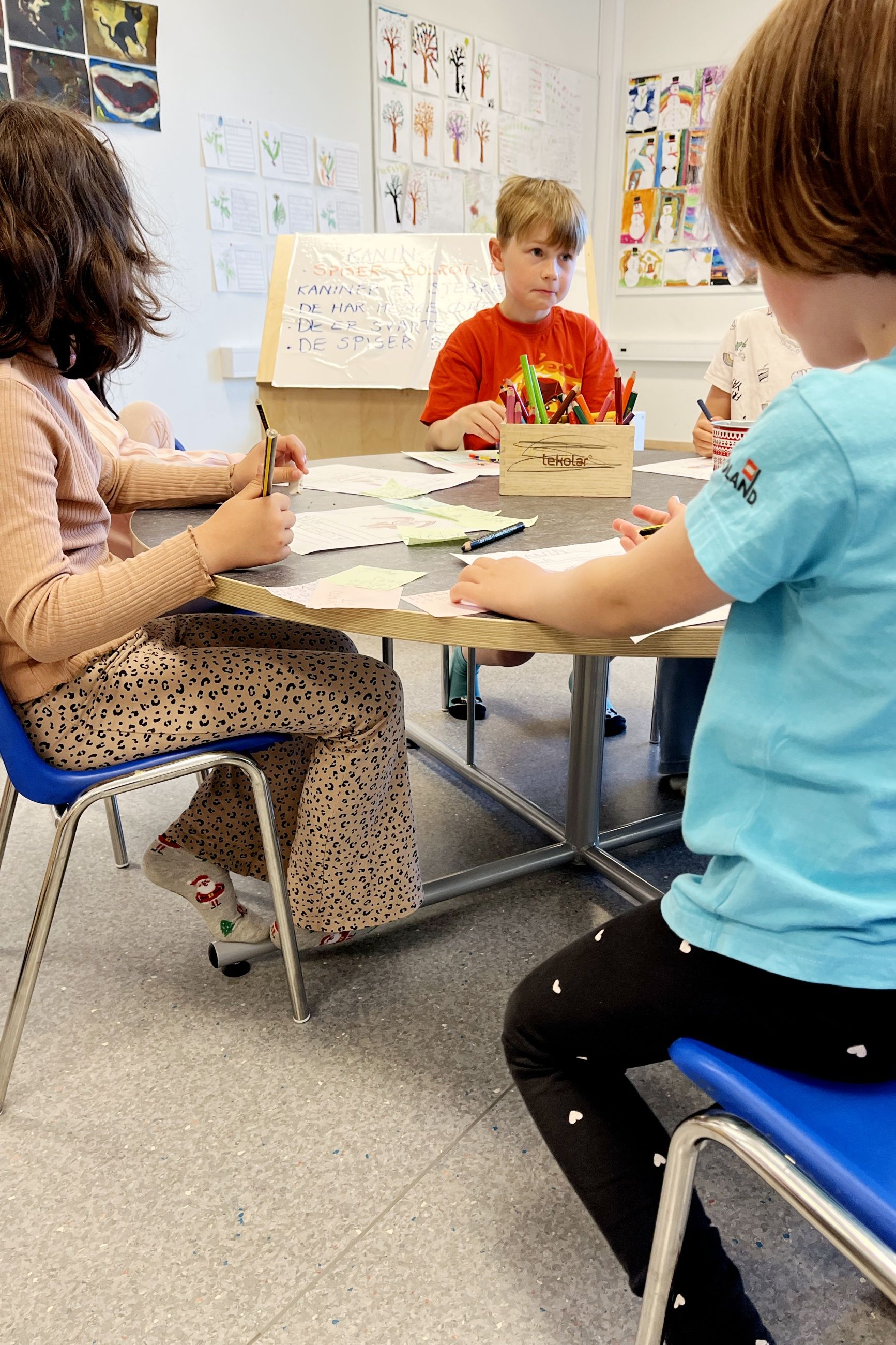LEKER MER: På Åsvang skole i Trondheim er skoledagen til Felix preget av mer lek enn det som er vanlig for norske førsteklassinger.