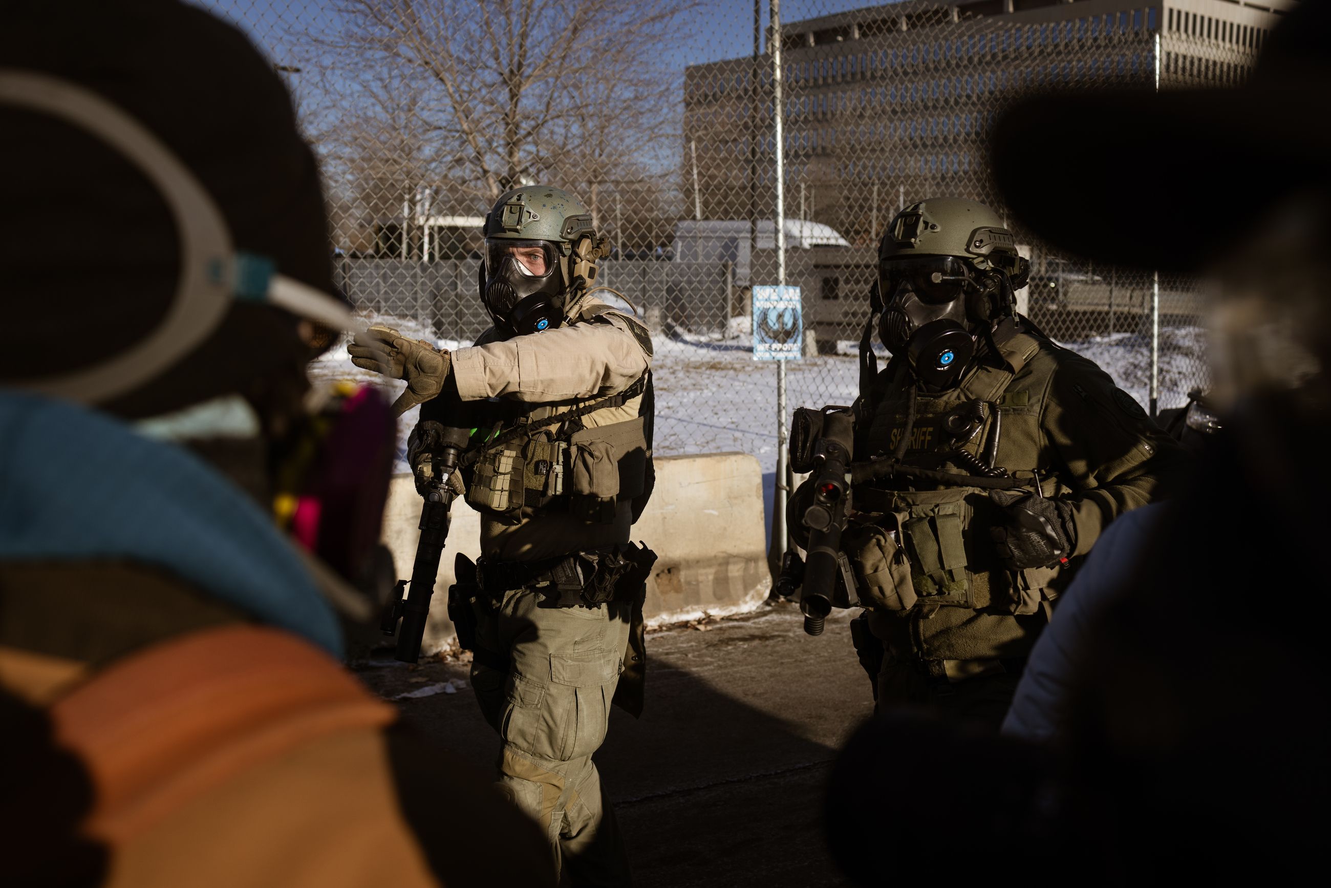 SISTE ADVARSEL: Lokale politibetjenter fra sheriffen gir beskjed om at neste steg er gass, i et forsøk på å holde en folkemengde unna den føderale bygningen ved Logan-flyplassen, hvor et ukjent antall mennesker avventer å bli fløyet ut av landet.