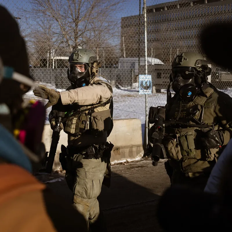 SISTE ADVARSEL: Lokale politibetjenter fra sheriffen gir beskjed om at neste steg er gass, i et forsøk på å holde en folkemengde unna den føderale bygningen ved Logan-flyplassen, hvor et ukjent antall mennesker avventer å bli fløyet ut av landet.