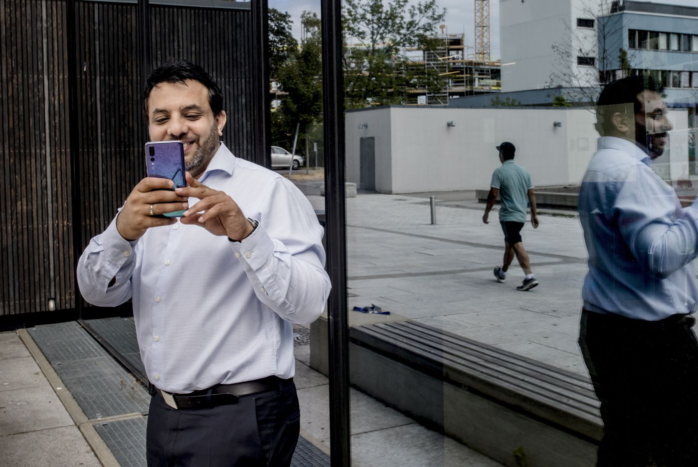 Arshad Jamil. Uregulert mobilbruk går hardest ut over de svakeste elevene, og de som allerede sliter med å konsentrere seg. Jamil driver bedrift som tilbyr en til en opplæring for elever og forteller at mange sliter med mobilbruk: Han er tilhenger av mobilforbud i skolen og prøver å lære opp elevene sine i digital disiplin.