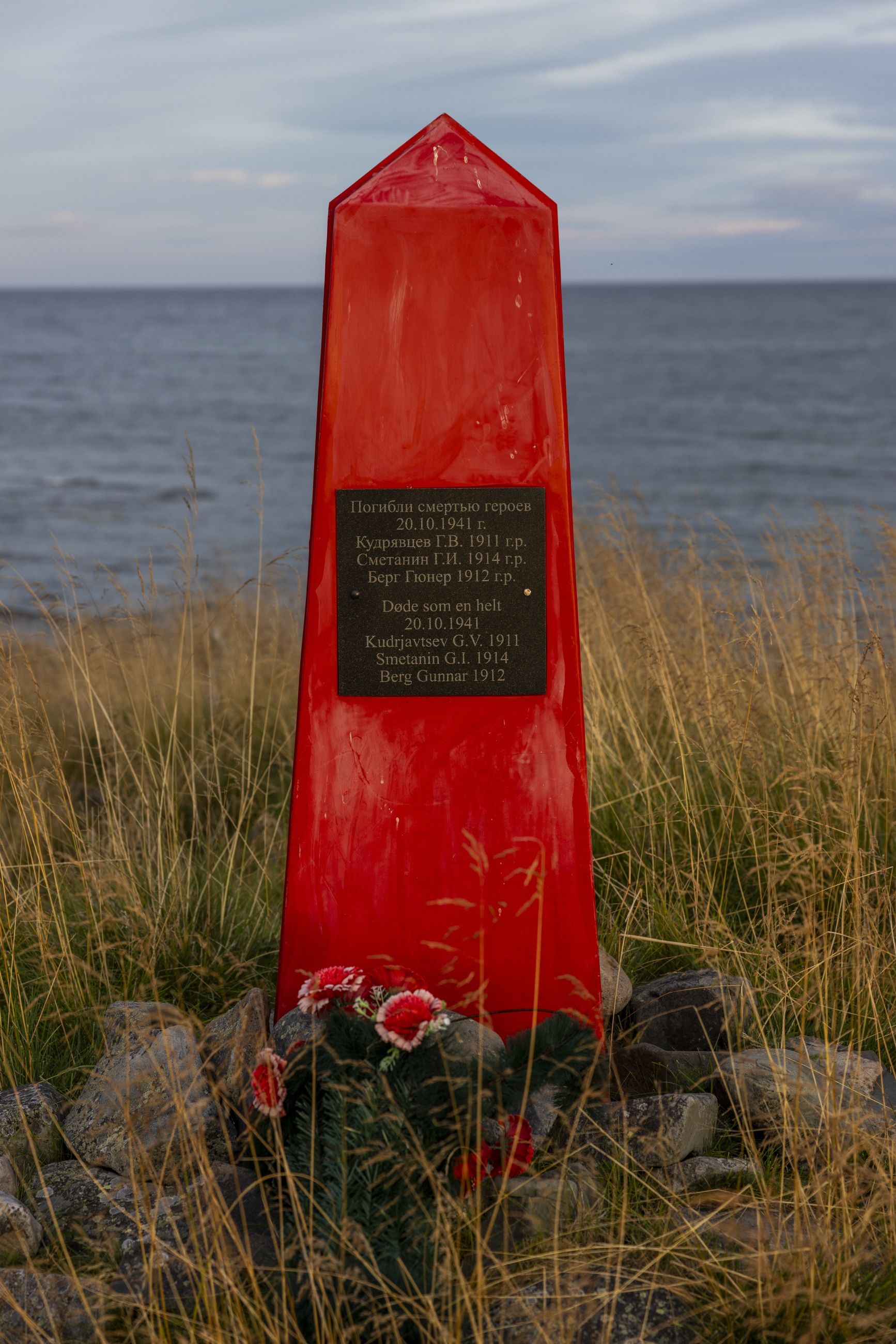 Skal vekk: Den røde obelisken på Langbunes ble satt opp i 2011 til minne om partisanene som mistet livet akkurat her. Initiativtakere var Vardøhus museumsforening og veteranforeningen Skjold fra Murmansk. Bort skal det, sier ordføreren i Vardø.