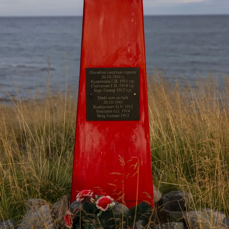Skal vekk: Den røde obelisken på Langbunes ble satt opp i 2011 til minne om partisanene som mistet livet akkurat her. Initiativtakere var Vardøhus museumsforening og veteranforeningen Skjold fra Murmansk. Bort skal det, sier ordføreren i Vardø.