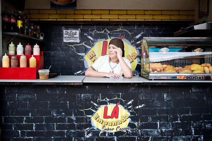 Jessica tjener mer på å bære frem andres barn enn å selge empanadas