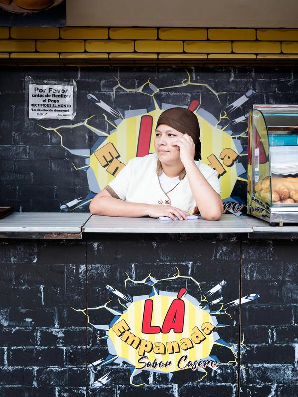 Jessica tjener mer på å bære frem andres barn enn å selge empanadas