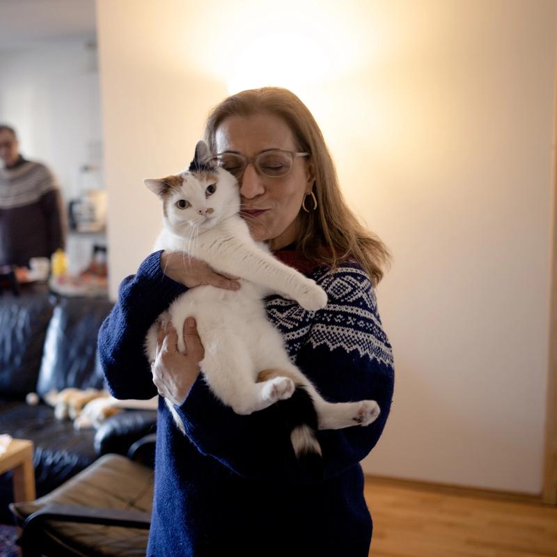 INNBLIKK: Soudabeh Alishahi ble Oslos første fribyforfatter i 2001 og skriver om kvinners situasjon i Iran. Her er hun fotografert hjemme på Bjølsen sammen med katten Flekken.