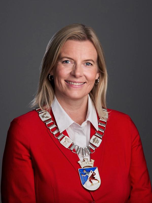 Lillehammer-ordfører Ingunn Trosholmen (Ap) er glad for at det er bestemt hvor Mjøssykehuset skal ligge. Nå vil hun hjelpe gamle å bo hjemme.