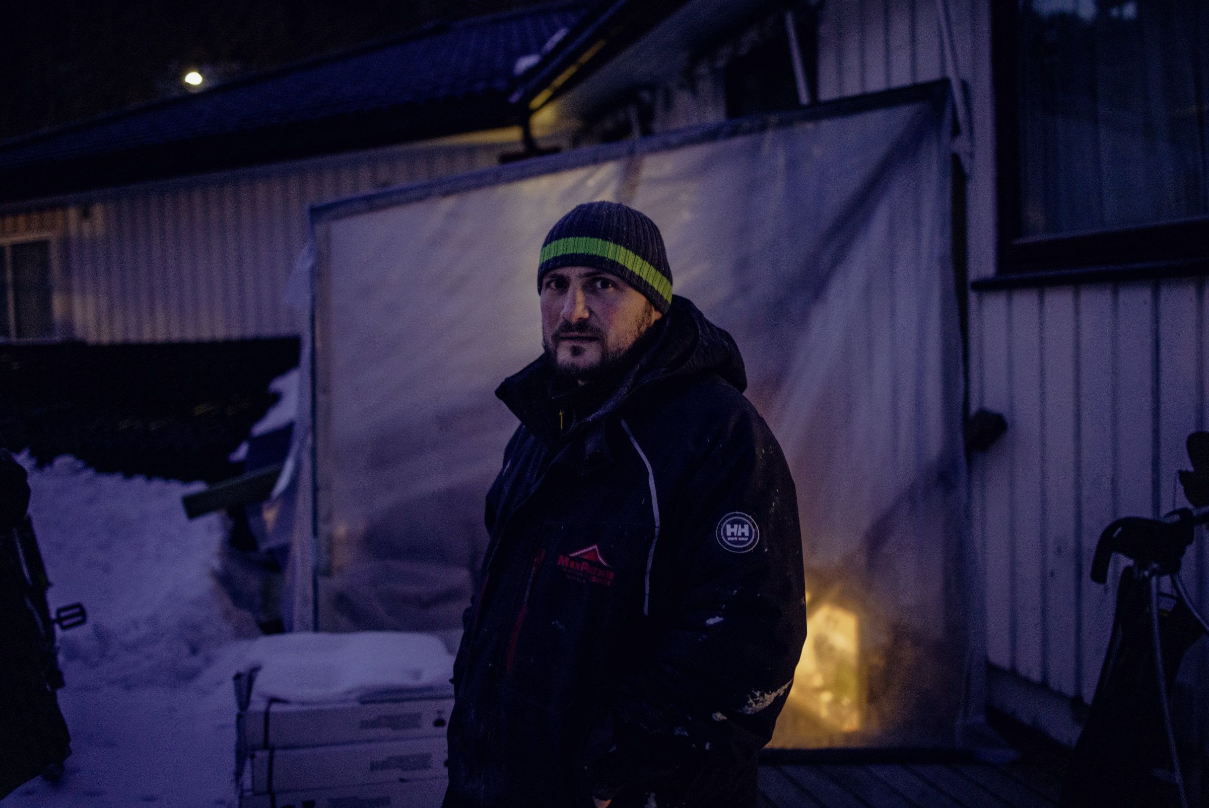 Artur og faren hans Afanasi jobbet som sjåfører for en underleverandør av Bring. Først trodde de alt var på stell, men så begynte det å skurre. Selv om de jobbet sammen sto det to ulike firmaer på arbeidskontrakten. De jobbet lange dager, men så lite til overtidspenger. En dag forsvant kontaktpersonen i firmaet og sluttet å svare på meldinger. Da manglet de lønn for flere måneder, overtidspenger og feriepenger. I en periode hadde de knapt råd til mat. Far og sønn bor sammen med kona til Artur og deres fem år gamle sønn i Oslo. 
  
 PÅ BILDET: Familien leier en sokkelleilighet på Vestli. Her er Artur akkurat kommet hjem fra jobb og står utenfor huset.