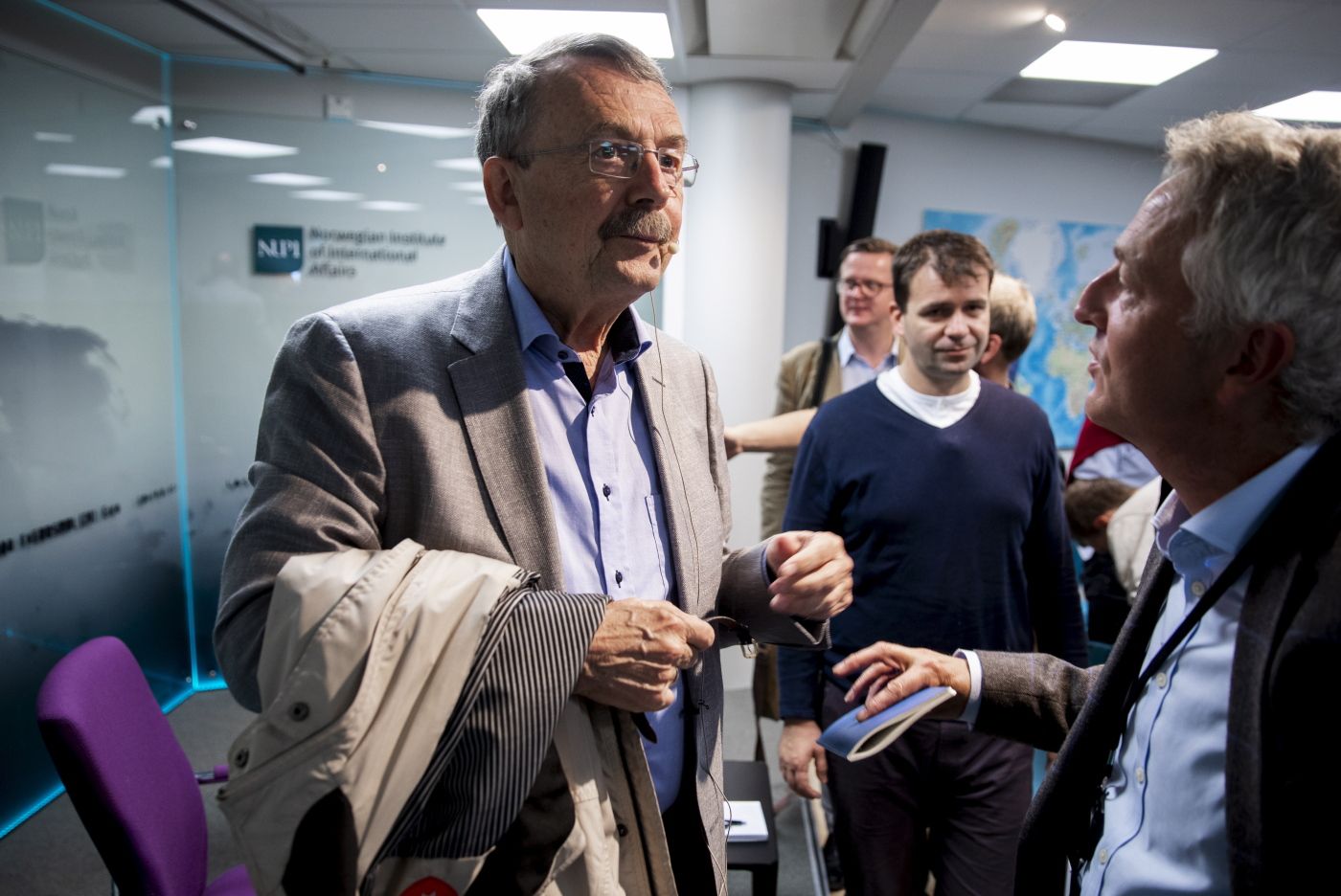 Den tyske sosiologen Wolfgang Streeck (med bart), om kriser i kapitalismen, motsetningen mellom demokrati og kapitalisme og den nye tyske bevegelsen Aufstehen. Gjester et seminar på Nupi. Her i samtale med Nupi-direktør Ulf Sverdrup. 
  
 Foto: Tom Henning Bratlie