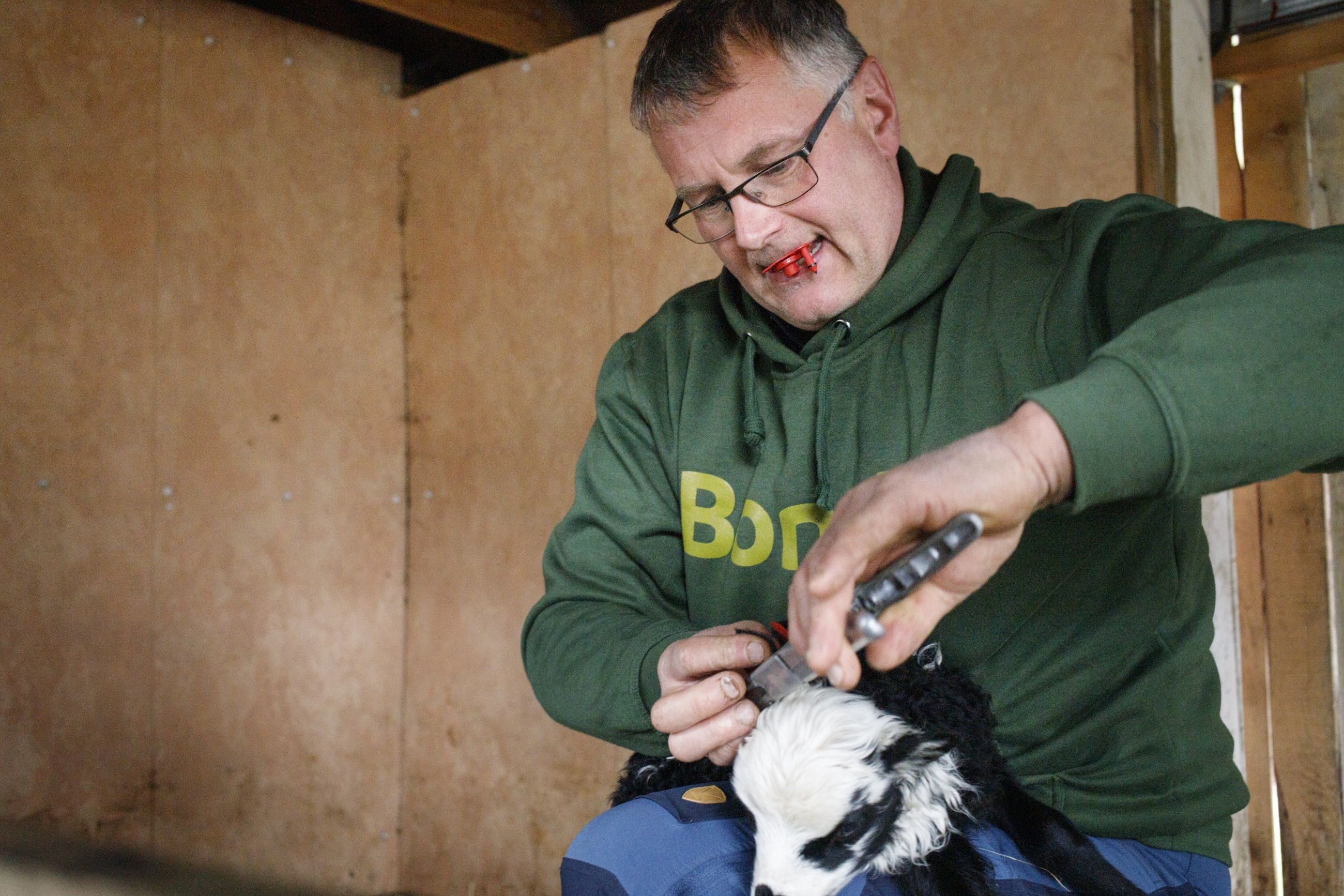 TEK TAK: Mjølkebonde Eivind Myrdal i Bergen har ikkje råd til at oppgjeret blir magert.