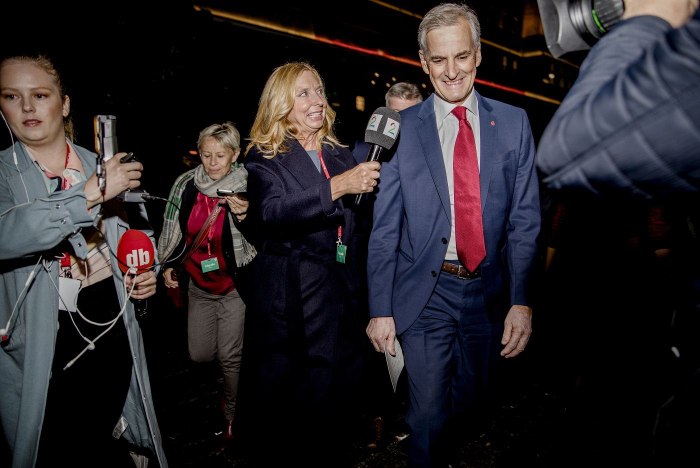 Partileder Jonas Gahr Støre ankommer Arbeiderpartiets valgvake på folkets hus. Ved hans side Hadia Tajik  og Bjørnar Skjæran. 
 FOTO: Odin Jæger