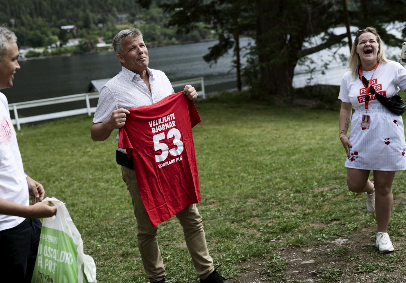 Nesteleder i AP, Bjørnar Skjæran, er på besøk på Utøyafestivalen, AUFs sommerleir på Utøya. HER: Skjæran har fått laget en lagtrøye til alle for dagens fotballkamp . Trøya har logo 53 - Velkjente Bjørnar.