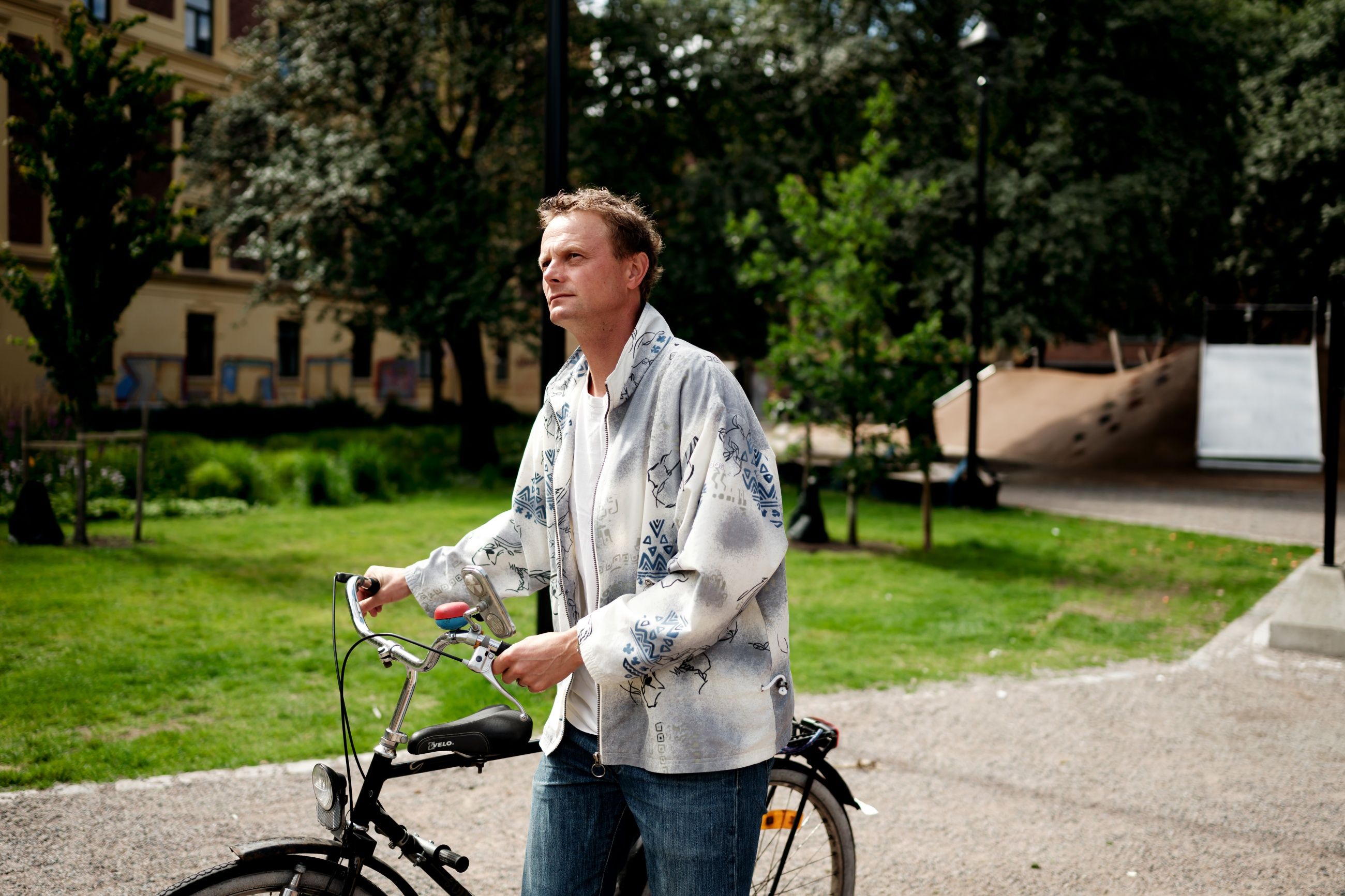 SKEPTISK: Videregåendelærer Ådne Obrestad har måttet kjempe for å beholde papirbøkene på sin skole i Oslo.