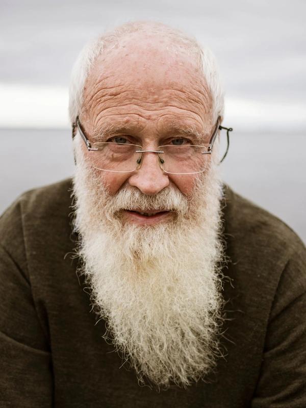 Rødt-veteran Alf Henriksen nærmer seg de åtti, men han står ikke med skjegget i postkassa av den grunn. 