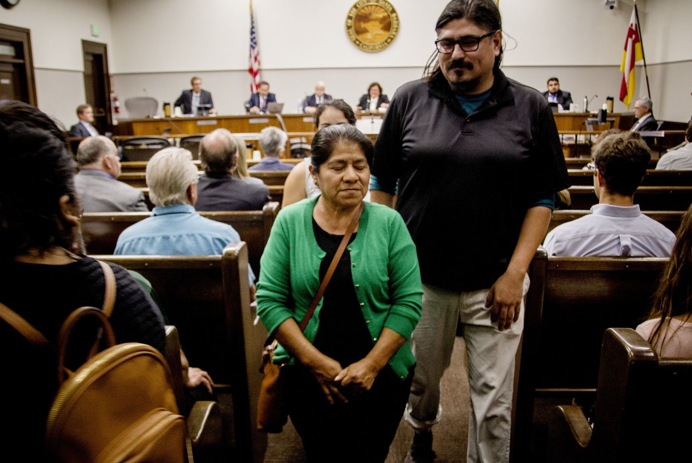 Soila Aguilar har nettopp fortalt sin historie til byrådet i Santa Barbara. Hun støttes av Frank Rodriguez fra organisasjonen Cause