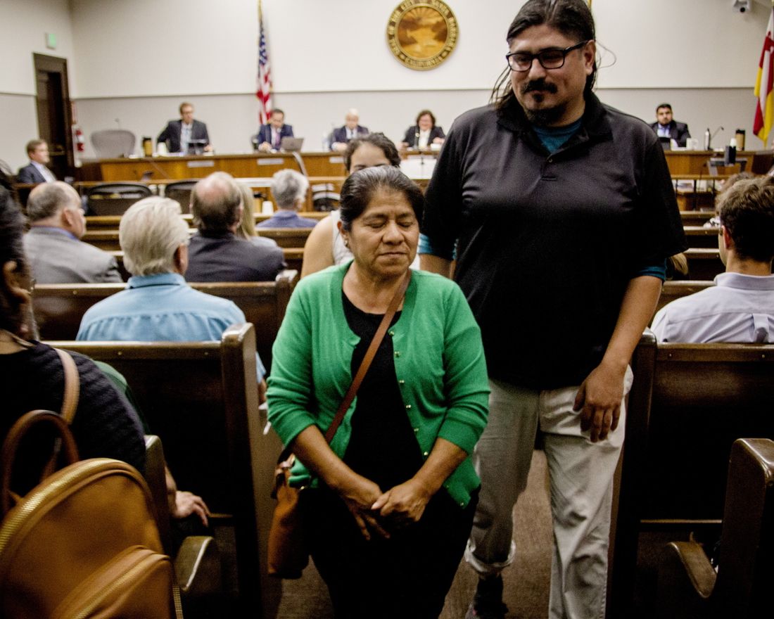 Soila Aguilar har nettopp fortalt sin historie til byrådet i Santa Barbara. Hun støttes av Frank Rodriguez fra organisasjonen Cause