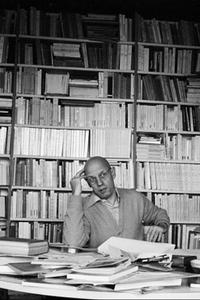 OMSTRIDT: Den franske historikeren og teoretikeren Michel Foucault, her hjemme i Paris i 1978, interesserte seg for nyliberalismen i sine siste leveår. Hans analyser av nyliberalismen er sentrale for forstå utviklingen i vestlige samfunn de siste 30 åra, mener sosiolog Geir O. Rønning. FOTO: MARTINE FRANCK, MAGNUM