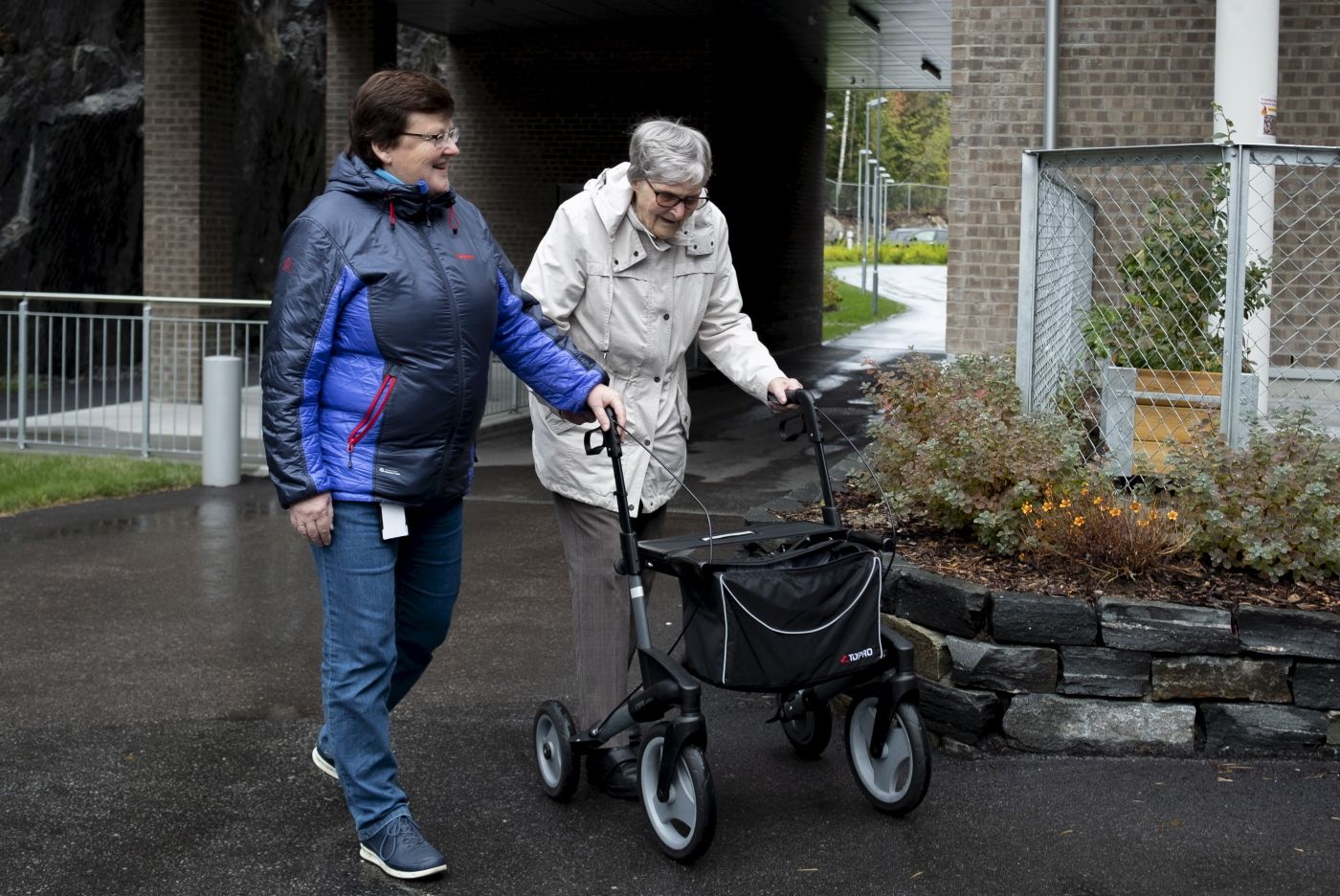 Aktivitør Keddy Nytrøen, som har jobbet 40 år i eldreomsorgen, og som i dag jobber med aktivisering av eldre tilknytta Ellingsrudhjemmet. Her sammen med Solveig (etternavn ville Keddy ikke at Solveig skulle bruke)