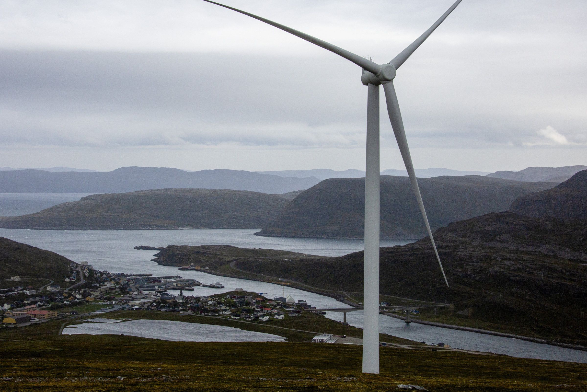 For 20 år siden le den første vindmølleparken i Havøysund åpnet. Nå fjernes 15 av de 16 turbinene, og ni nye og større bygges og produksjonen vil øke med ca 50 prosent. 
  
 Foto: Ole Magnus Rapp