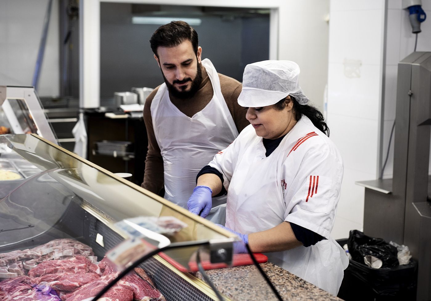 Oslo, Norge, 28.12.2018. Zana Juma (til venstre) og Shabnam Fathali (til høyre) jobber på Lille Svinesund kjøtthandel på Grønland. Vi snakker med dem om Halal og sertifisering. Foto: Christopher Olssøn.