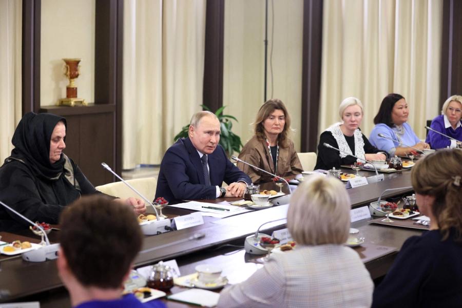 Frontsoldatenes koner og mødre utfordrer Vladimir Putin.