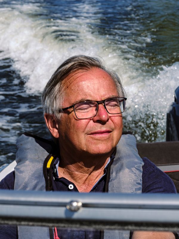 Per Arne Olsen har ledet tusenvis av korøvelser, og er like heftig og begeistret.