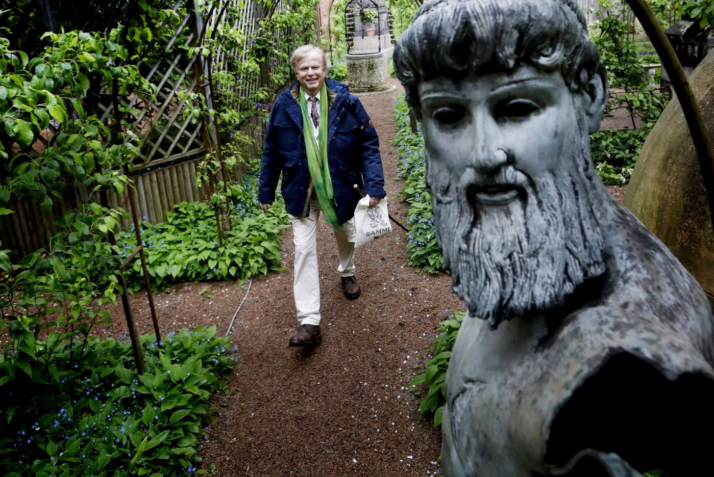 Ramme gård i Hvitsten. I 2012 solgte Petter Olsen sin versjon av Skrik for drøyt 600 mill. kroner, og nå pumpes midlene inn i Ramme gård i Vestby.Investoren og kunstsamleren vokste opp med Munch- malerier i barndomshjemmet, og bygger museum. Alle vil ha en bit av Edvard Munch - Hvitsten, Kragerø, Jeløya og Åsgårdstrand er noen av stedene som arbeider videre med arven etter Munch. I Hvitsten jobber investor og kunstsamler Petter Olsen med å bygge opp et museum som skal hedre Munch og tydeliggjøre Munchs forhold til stedet. Neste år regner han med å kunne ønske velkommen både til galleri, hotell, økologiske drivhus med kro og kafÈ. Bildet: Hageanlegget på Ramme skal disponeres av hotellet til selskaper og arrangementer. Foto: Tom A. Kolstad †