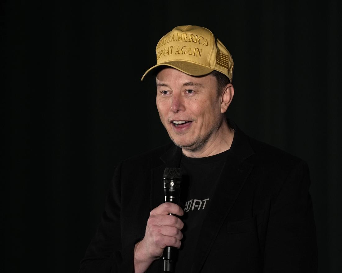 STØTTESPILLER: Tesla-grunnlegger Elon Musk på et valgarrangement til støtte for Donald Trump i Pennsylvania forrige uke.