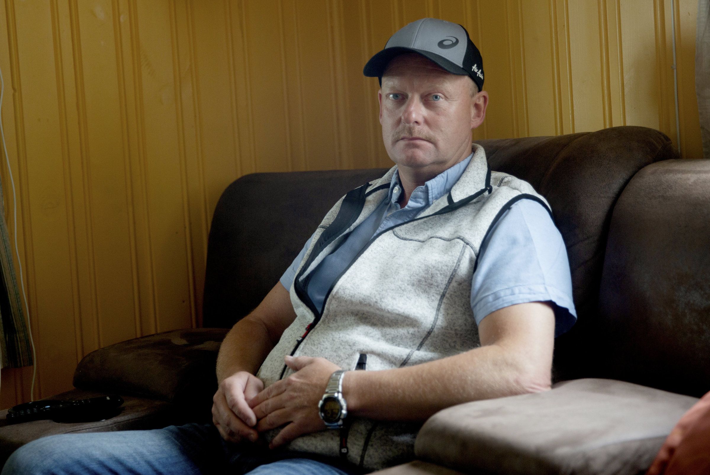 Etter 28 år i arbeidslivet ble Vidar Rødsjø ufør etter feilbehandling av en hjertelidelse. Han er egentlig besøkshjelp og prøver å ta studier, men grunnet økonomi har han måttet bosette seg langt fra tilbud. Nå driver drivstoffpriser, strøm og økte utgifter ham fra trang økonomi til fattigdom. Her er han fotografert hjemme i Melåsbergsvegen, litt sør for Elverum. Foto: Hanne Marie Lenth Solbø