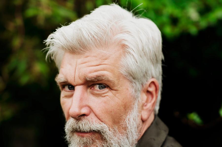 Forfatter Karl Ove Knausgård mener han like gjerne kunne blitt kåret til en av landets største idioter.