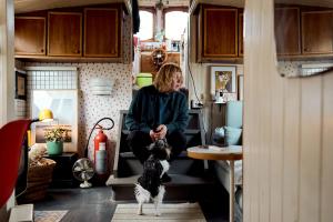 I RUTE: Marianne Guneriussen sa opp leiligheten og flyttet inn i den nedlagte ferja Frøya sammen med hunden Pluto.