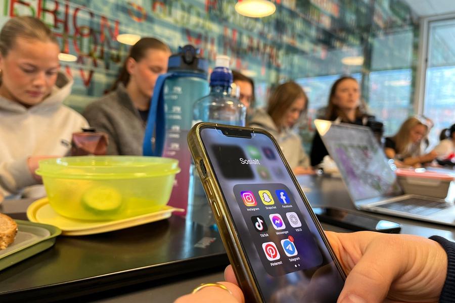 Forsker vil ha aldersgrense på smarttelefonen: – Har forverret levekårene og dagliglivet til barna