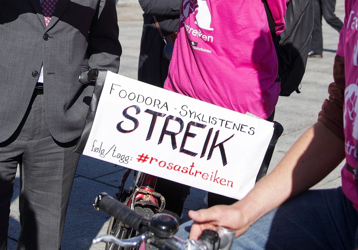 Foodora-syklister i streik. ILO-leder Guy Ryder og Foodora-syklist Paul Olai-Olssen. 
 Foto: Jo Straube / Klassekampen