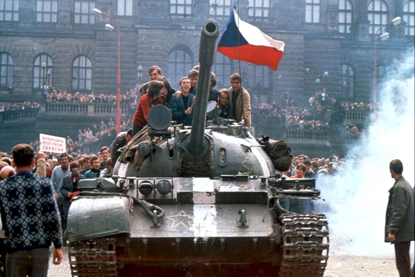 Prague residents wave the Czechoslovak national flague while sitting on the top of a Russian tank in front of the National Museum in Wenceslas Square in Aug 1968.  Historiske bilder fra Tsjekkia.  Sovjetisk innvasjon i tidligere Tsjekkoslovakia, august 1968. Praha. Sovjet.      CTK files